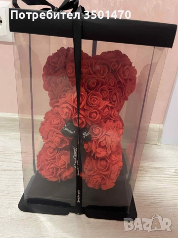 Малко мече от червени рози