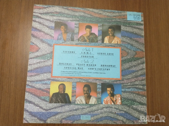 🎶 Продавам две чудесни винилови плочи от Балкантон – Kool & The Gang “Завинаги” и Shorts “Шортс” , снимка 2 - Грамофонни плочи - 52301902