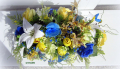 Композиция за маса с жълти и сини рози, снимка 5