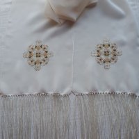 Ръчно бродиран копринен шал с български автентичен мотив, снимка 3 - Шалове - 41891709