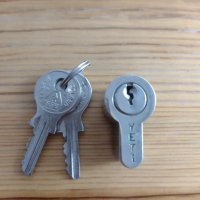 Патрон за ключалка марка YETI с  2 ключета, снимка 1 - Други - 44352411