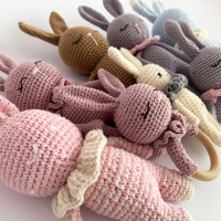 Детска играчка ръчна изработка, плетено зайче, дрънкалка и клипс за биберон, подарък за бебе, снимка 11 - Други - 41480447