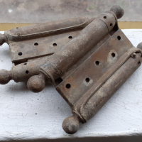 Стари ковани панти за порта, снимка 1 - Антикварни и старинни предмети - 36218030