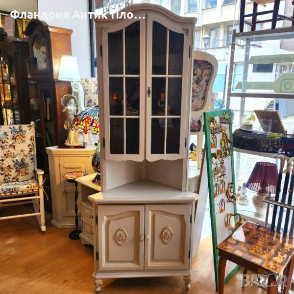 Елегантен ъглов шкаф във винтидж стил, снимка 1