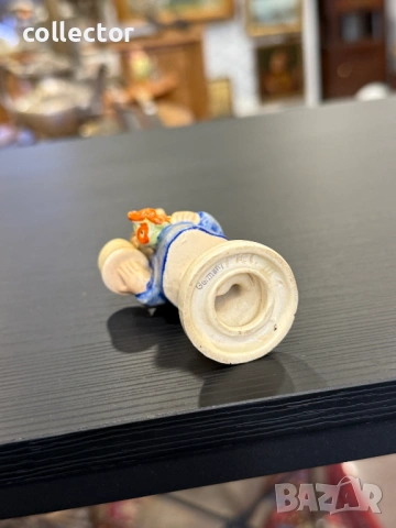 Порцеланова фигурка е "Момиче с букет" - Goebel Hummel. №7886, снимка 8 - Антикварни и старинни предмети - 53618642