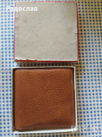 стар портфейл и молив