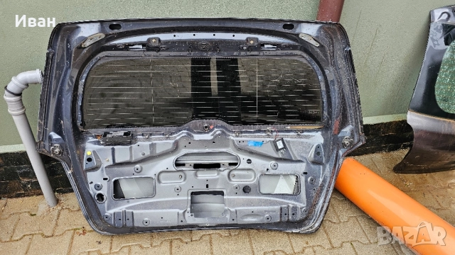 Ударени задни врати (багажник) от Mercedes GL X164 и Toyota Avensis T25 комби, снимка 2 - Части - 52088663