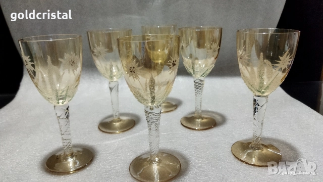 стари стъклени чаши и гарафа 