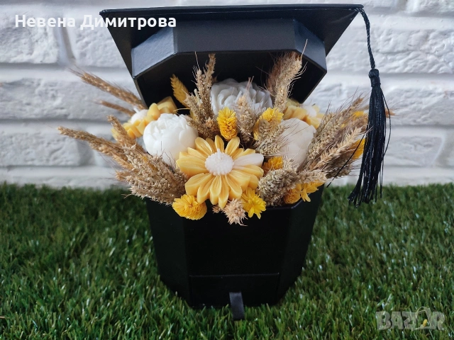 Букет от соеви свещи вКутия академична шапка за бал