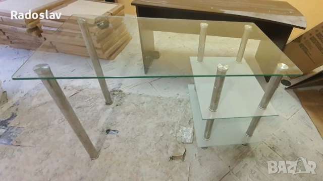 Голяма стъклена маса