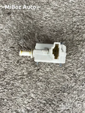 Моторче заключване резервоар Фолксваген Голф 5 VW Golf, снимка 2 - Части - 50257183