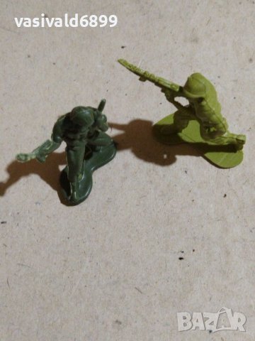 Две пластмасови войничета , снимка 1 - Фигурки - 40791432