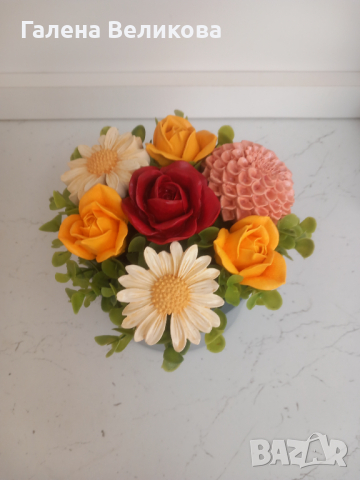 Кашпа с керамични цветя