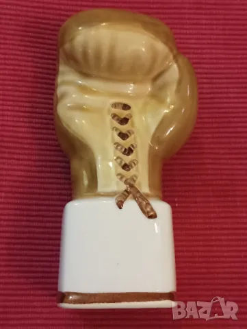 Порцеланова боксова ръкавица, фигурка, статуетка, награда. 