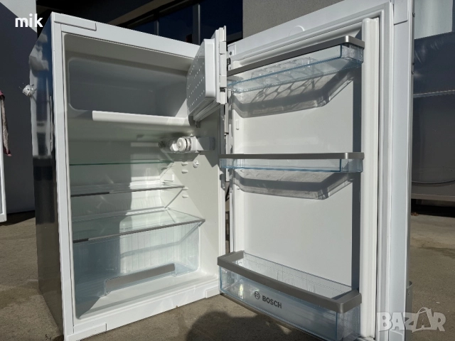 Малък хладилник с камера за вграждане Bosch