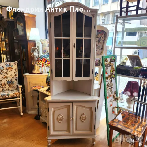 Елегантен ъглов шкаф във винтидж стил