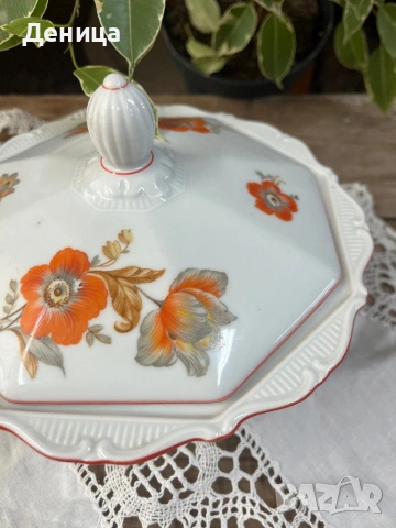 Красив порцеланов съд- Бисквитиера  Издигната на пиедестал елегантна форма, красива комбинация, снимка 7 - Кутии за храна - 53776231