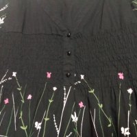 Памучна черна рокля с остро деколте и щампа цветя, снимка 8 - Рокли - 42322766