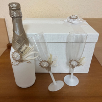 Сватбени чаши с бутилка, снимка 1 - Сватбени аксесоари - 44632058
