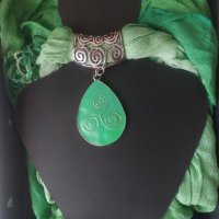 Дамски зелен шал с висулка колие , снимка 3 - Шалове - 41922303