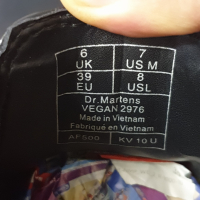  Dr. Martens Vegan 2976 ОРИГИНАЛНИ Боти , номер 39, снимка 11 - Дамски боти - 44575021