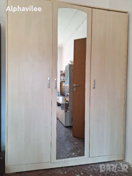 Триклилен гардероб с огледало!, снимка 1