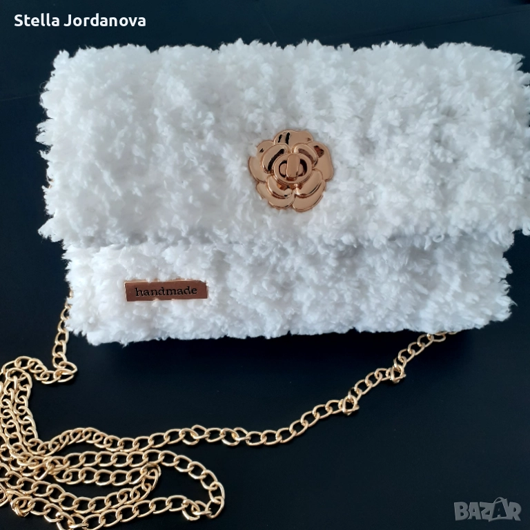 ✨ Ръчно изработена бяла плюшена чанта със златни акценти, снимка 1