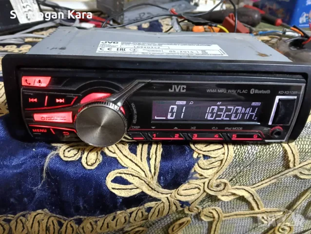 Автомобилно радио JVC с AUX, радио и Bluetooth