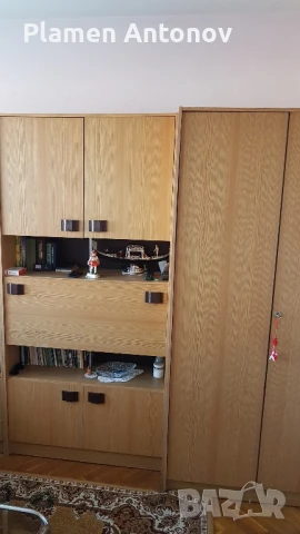 Продавам секция с двукрилен гардероб