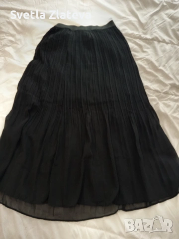 Черна пола с тънко плисе