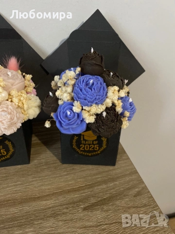 Букети за абитуриенти , снимка 13 - Изкуствени цветя - 53873162