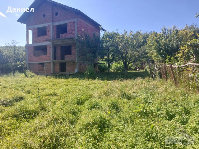 Продавам самостоятелна къща на 2 етажа с таванско и сутерен, снимка 2 - Къщи - 41510689