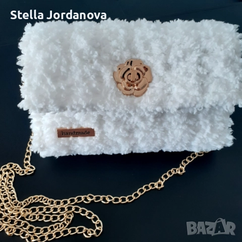 ✨ Ръчно изработена бяла плюшена чанта със златни акценти