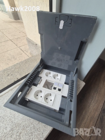 Комплект 8 бр. подова оборудвана електро кутия Легранд за вертикален монтаж с капак Legrand