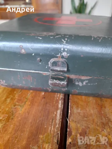 Стара метална аптечка, снимка 3 - Други ценни предмети - 47715663