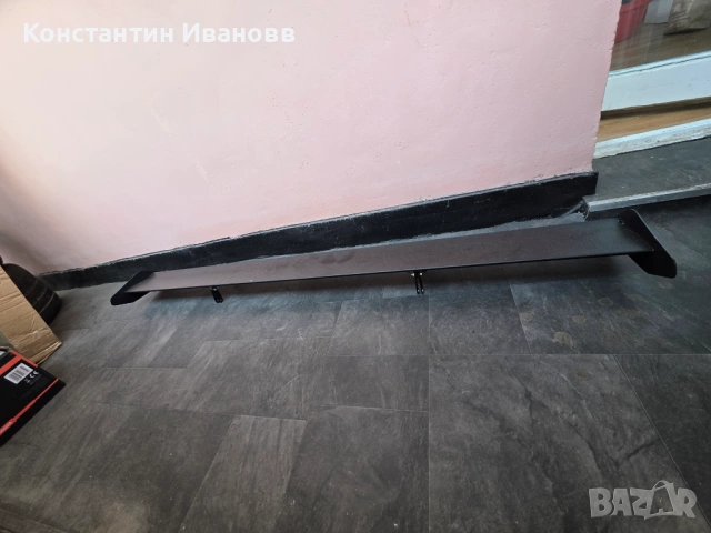 Универсален спойлер за автомобил.