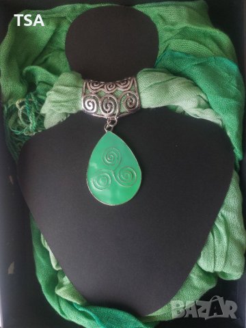 Дамски зелен шал с висулка колие , снимка 3 - Шалове - 41922303