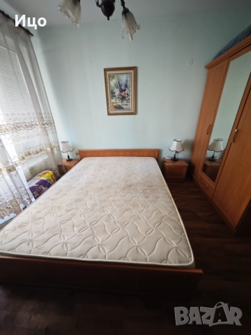 Спалня с матрак гардероб с нощни щкафчета и огледало 160х200 и 130см гардероб