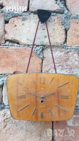 Стенен часовник Маяк