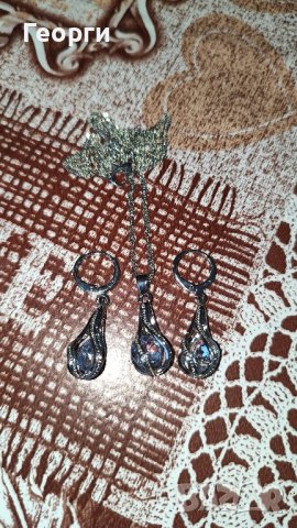 Сребърен комплект обеци и колие с висулка, прозрачни камъчета.