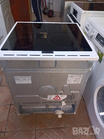 Като нова свободно стояща печка с керамичен плот Бош Bosch с две години гаранция!, снимка 3 - Печки, фурни - 52659783