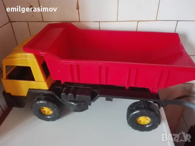Играчки - голям камион ,лот динозаври и водни пистолети .  