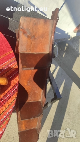 Старинна дървена триъгълна стенна етажерка с рафтчета и дърворезба , снимка 5 - Етажерки - 52747630