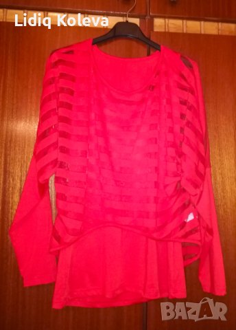 Красива червена блуза