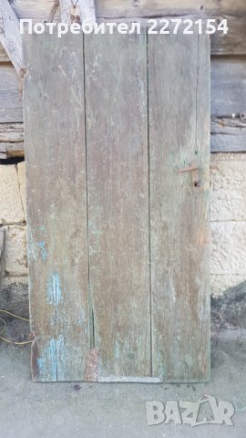 Дървена стара врата с брава