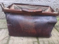 Стара лекарска чанта от дебела естествена кожа с бронзови орнаментии , снимка 5