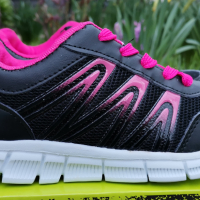 Дамски/Детски маратонки 33 номер/размер, в черно с розово - стелка 22,6см., снимка 1 - Дамски ежедневни обувки - 44840185