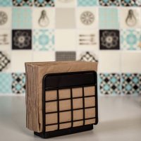 Метален салфетник с дървена основа. 12x6x11.5см, снимка 1 - Аксесоари за кухня - 41904128