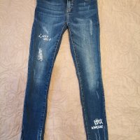 Модерни дънки Zara 140см., снимка 1 - Детски панталони и дънки - 42551165