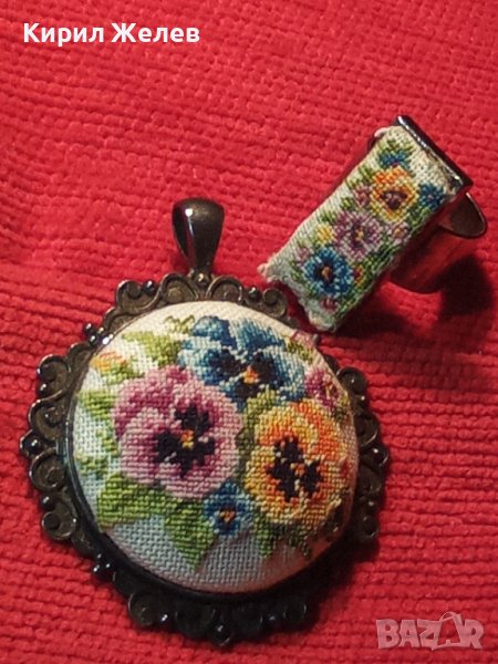 СТАРИ ПОСРЕБРЕНИ АРТ ДЕКО МЕДАЛЬОН и ПРЪСТЕН с РЪЧНА БРОДЕРИЯ в КУТИЙКА ВИНТИДЖ РЕТРО БИЖУТА 22415, снимка 1